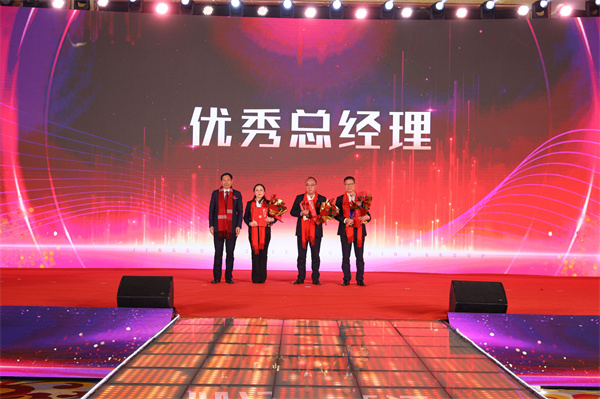 11&nbsp;集團執行董事長(cháng)兼執行總裁孫關(guān)富先生為優(yōu)秀總經(jīng)理獲得者頒獎.jpg